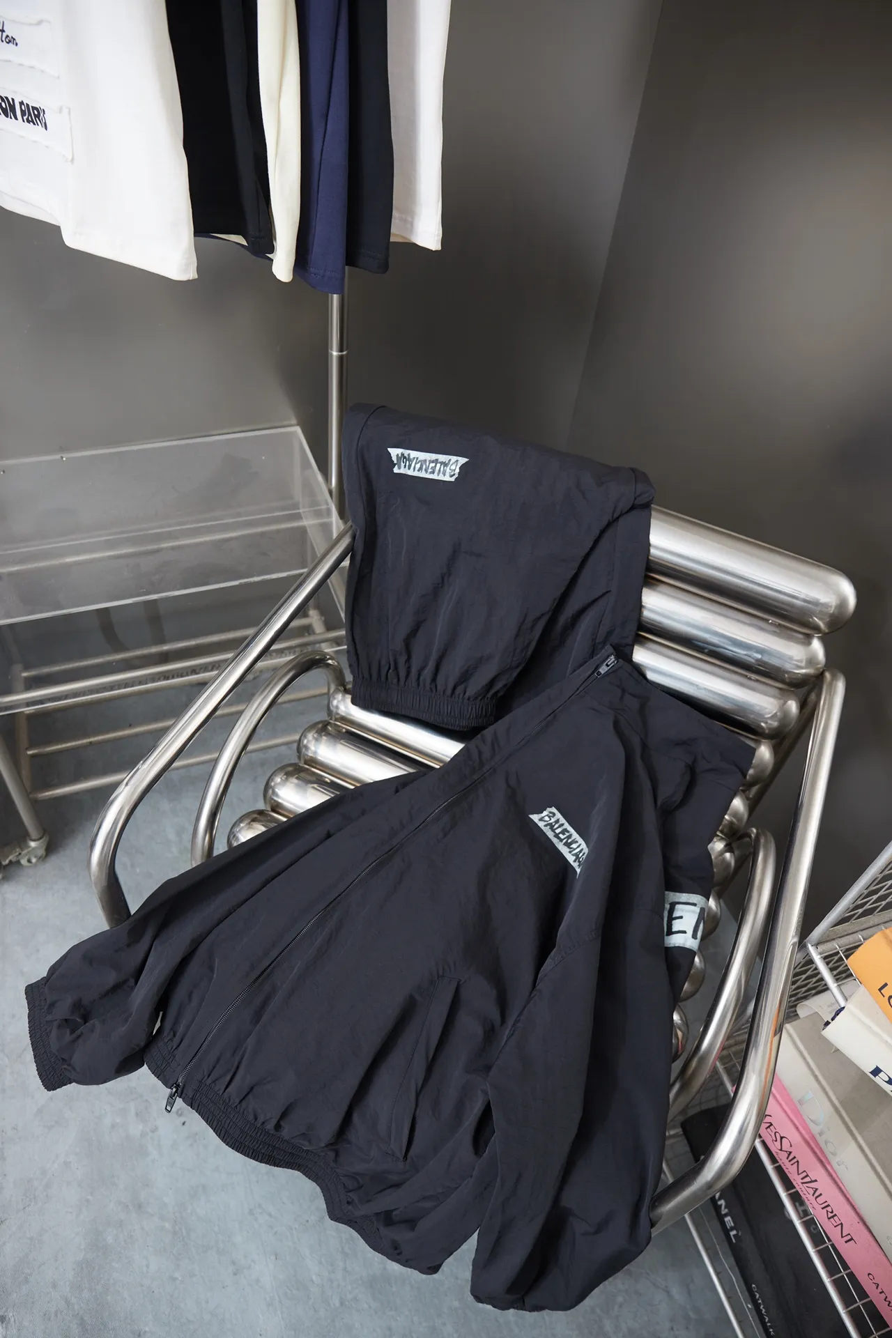 Balenciaga 𝘽𝘼𝙇𝙀𝙉𝘾𝙄𝘼𝙂𝘼 BLCG 26SS 71 white tape printed sports suit, light luxury, a must-have item for daily commuting for men and women, correct version, welcome to compare, detailed features · Customized matt Taslan jacket fabric · The fabric has undergone a waterproof coating process · The lining is made of three-level polyester bird's eye mesh · OS ultra-loose silhouette design · Side zipper pockets Small stand-up collar design · Internal zipper pocket design · Elastic waistband design at the hem · Customized molded hardware zipper Jacket double slider design · Imported environmentally friendly glue thermosetting ink printing technology · Double side pockets on trousers · Original main mark washed tag brand packaging Color: Black Size: 46/48/50/52